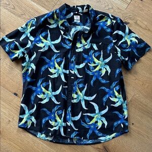 Men's Black Floral Short-Sleeve Button-Up Shirt - Blue & White Print (3)